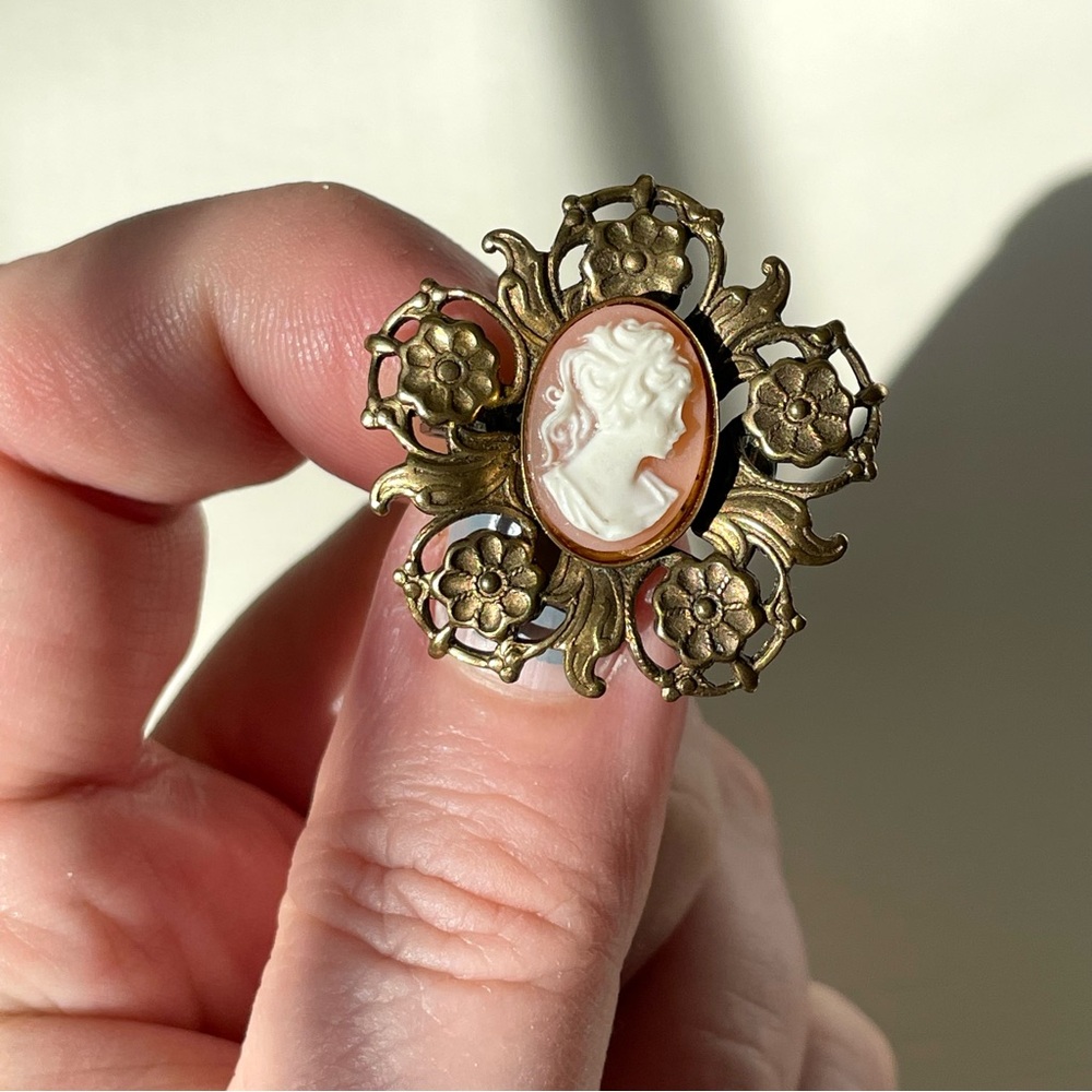 Vintage/antique cameo brooch pin goldtone floral setting romantic cottagecore - Picture 11 of 11